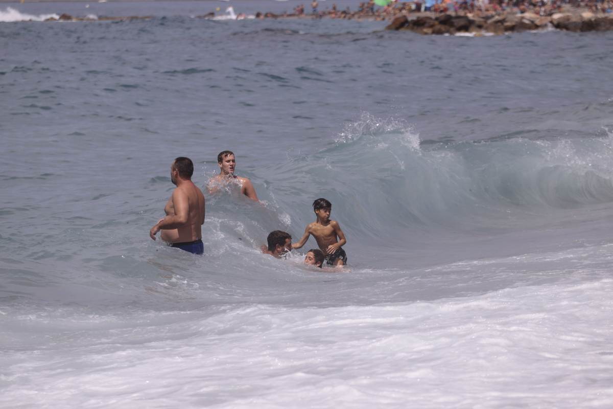 Fotos: Domingo de playa por todo lo alto en la Costa granadina
