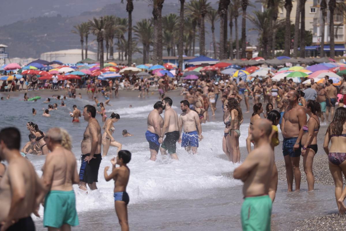 Fotos: Domingo de playa por todo lo alto en la Costa granadina