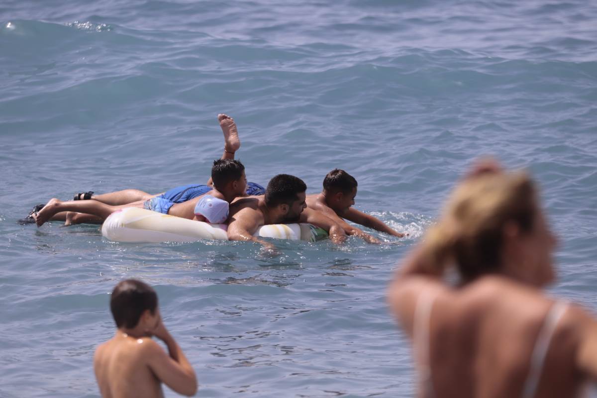 Fotos: Domingo de playa por todo lo alto en la Costa granadina