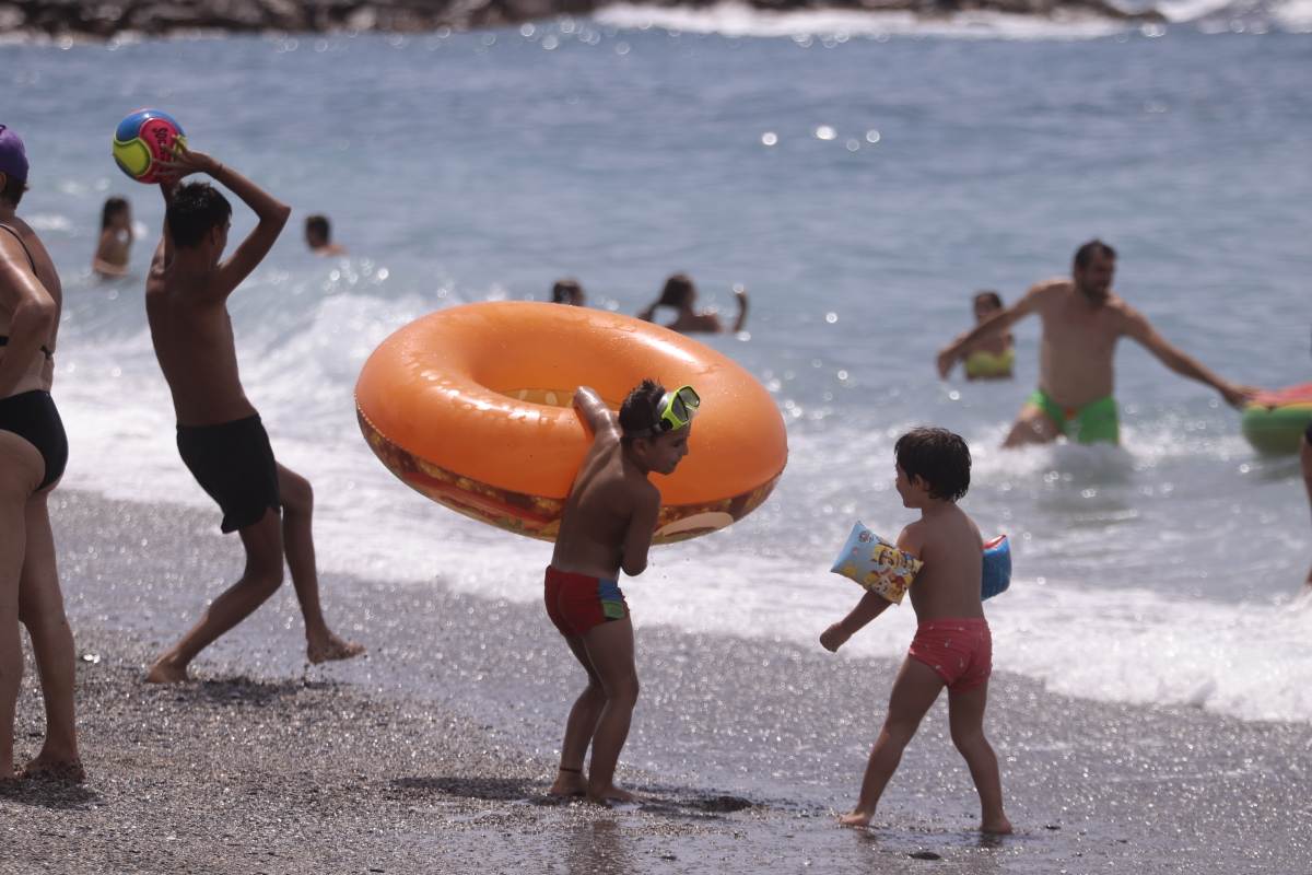 Fotos: Domingo de playa por todo lo alto en la Costa granadina