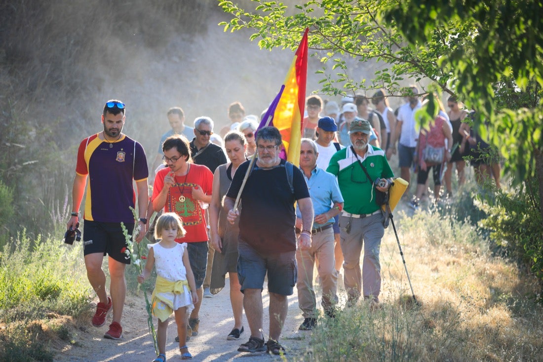 La Asociación granadina Verdad, Justicia y Reparación y el colectivo «Alfacar y Lorca, Romero y Luna» recuerdan este miércoles el 83 aniversario del asesinato de Federico García Lorca en un acto alternativo que pide proteger La Colonia y realizar «microcatas» para hallar los restos del autor de Yerma