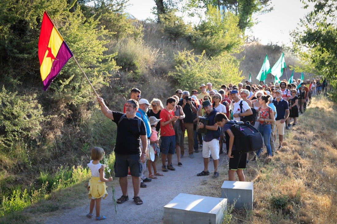 La Asociación granadina Verdad, Justicia y Reparación y el colectivo «Alfacar y Lorca, Romero y Luna» recuerdan este miércoles el 83 aniversario del asesinato de Federico García Lorca en un acto alternativo que pide proteger La Colonia y realizar «microcatas» para hallar los restos del autor de Yerma