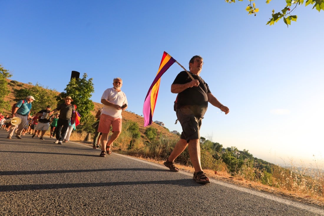 La Asociación granadina Verdad, Justicia y Reparación y el colectivo «Alfacar y Lorca, Romero y Luna» recuerdan este miércoles el 83 aniversario del asesinato de Federico García Lorca en un acto alternativo que pide proteger La Colonia y realizar «microcatas» para hallar los restos del autor de Yerma