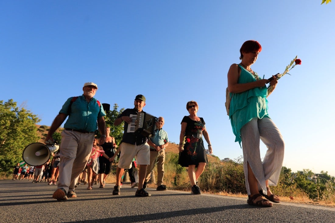 La Asociación granadina Verdad, Justicia y Reparación y el colectivo «Alfacar y Lorca, Romero y Luna» recuerdan este miércoles el 83 aniversario del asesinato de Federico García Lorca en un acto alternativo que pide proteger La Colonia y realizar «microcatas» para hallar los restos del autor de Yerma