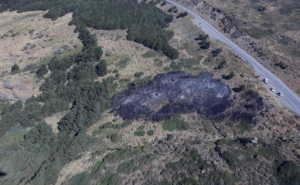 Vista aérea de la superficie quemada en el incendio declarado este martes.