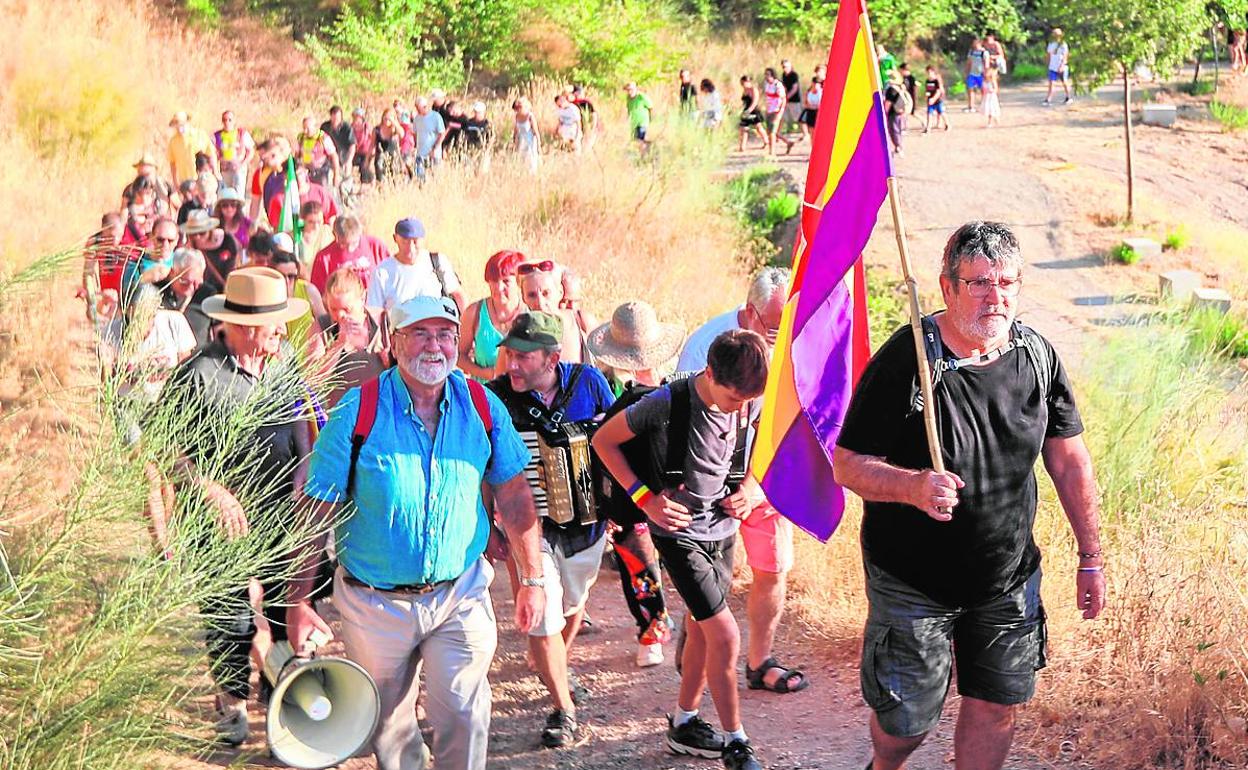 Participantes en la marcha de 'El último paseo', ayer.