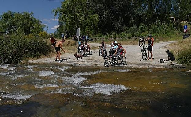 La ruta entre Bola de Oro y Pinos Genil ofrece varias bajadas al río ideales para refrescarse durante los meses de verano.