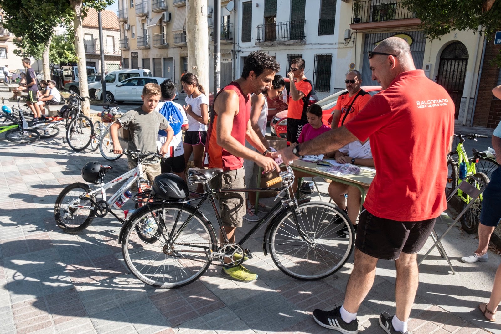 Decenas de personas de todas las edades participan en la XXVII edición del Día de la Bicicleta en Cúllar Vega