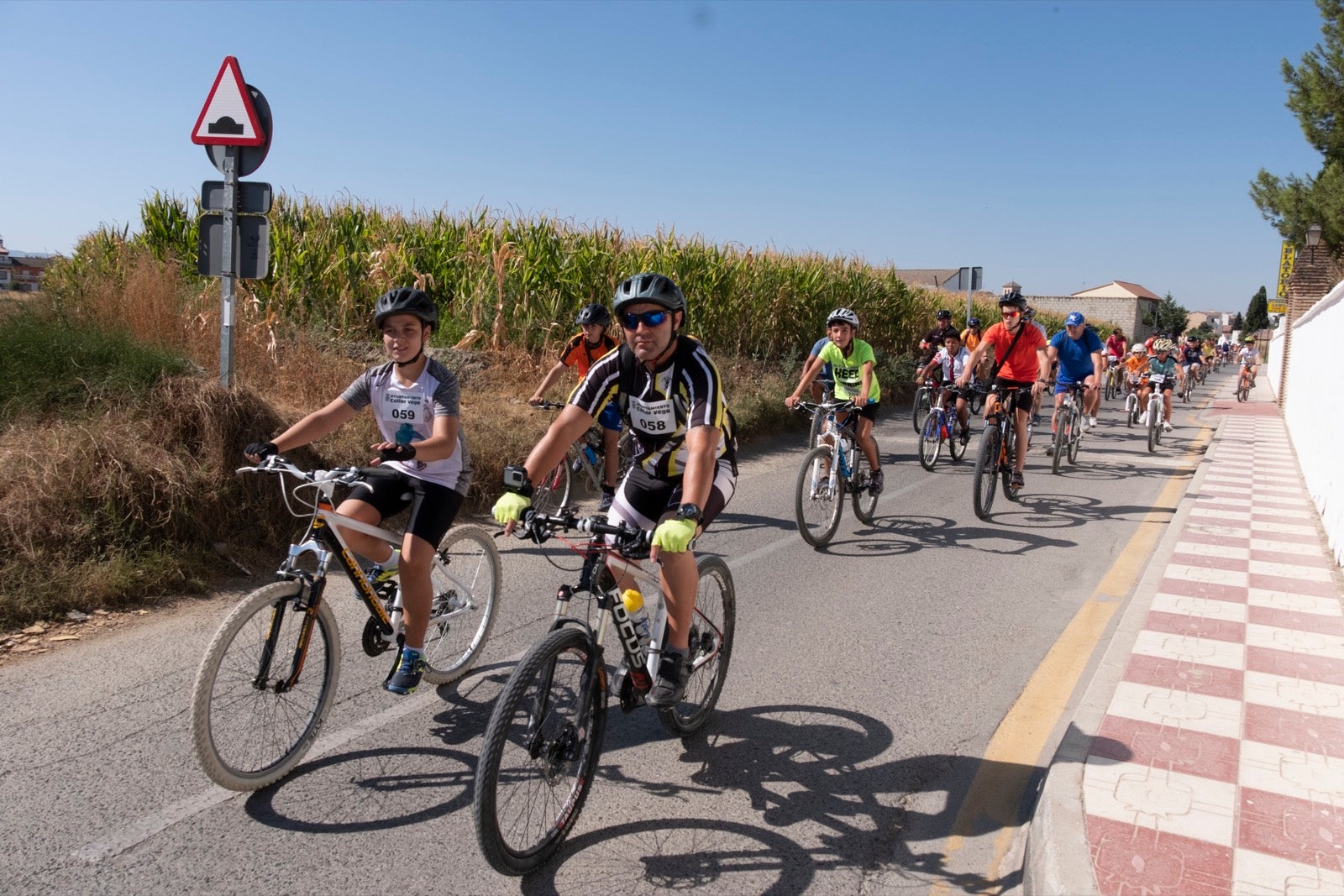 Decenas de personas de todas las edades participan en la XXVII edición del Día de la Bicicleta en Cúllar Vega