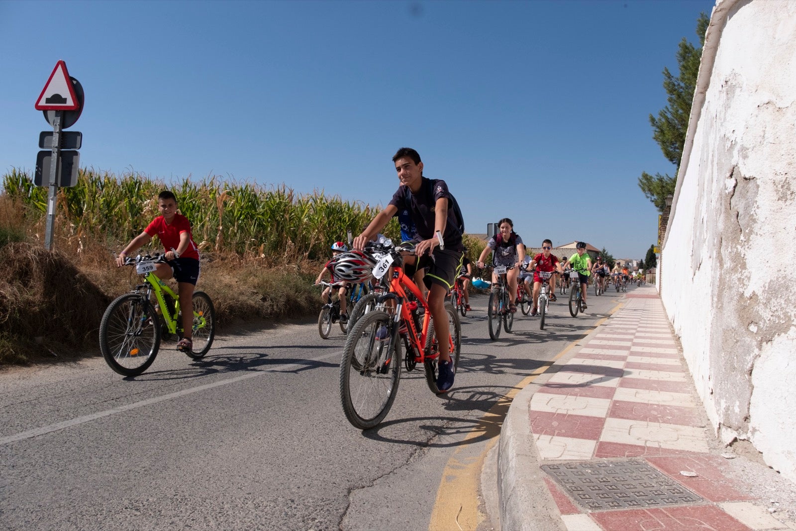 Decenas de personas de todas las edades participan en la XXVII edición del Día de la Bicicleta en Cúllar Vega