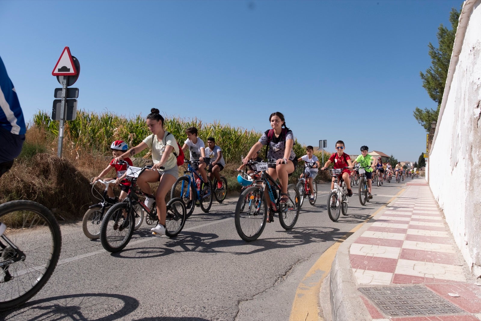 Decenas de personas de todas las edades participan en la XXVII edición del Día de la Bicicleta en Cúllar Vega