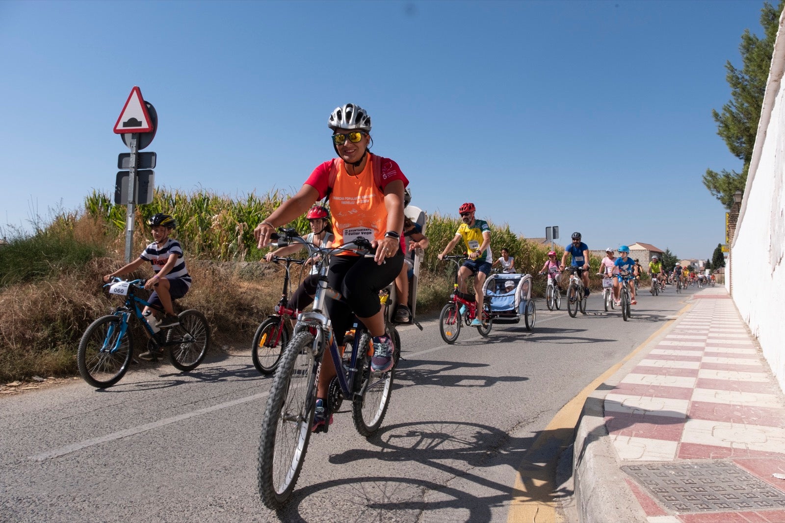Decenas de personas de todas las edades participan en la XXVII edición del Día de la Bicicleta en Cúllar Vega
