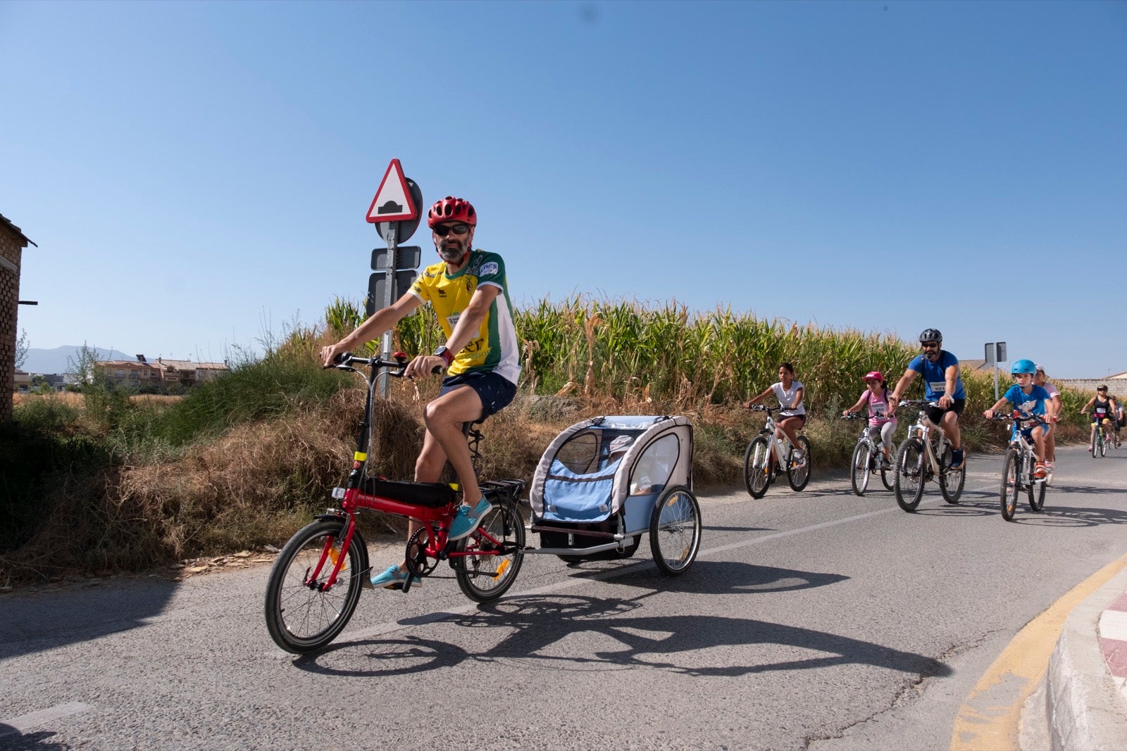Decenas de personas de todas las edades participan en la XXVII edición del Día de la Bicicleta en Cúllar Vega