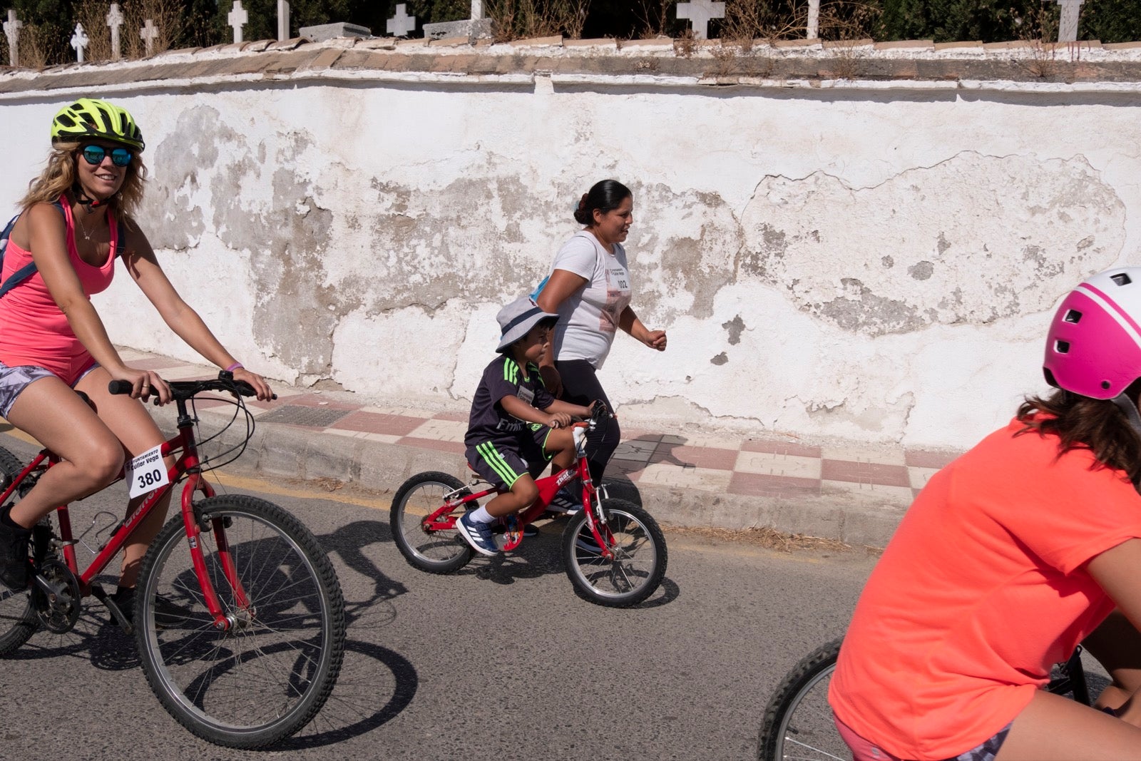 Decenas de personas de todas las edades participan en la XXVII edición del Día de la Bicicleta en Cúllar Vega