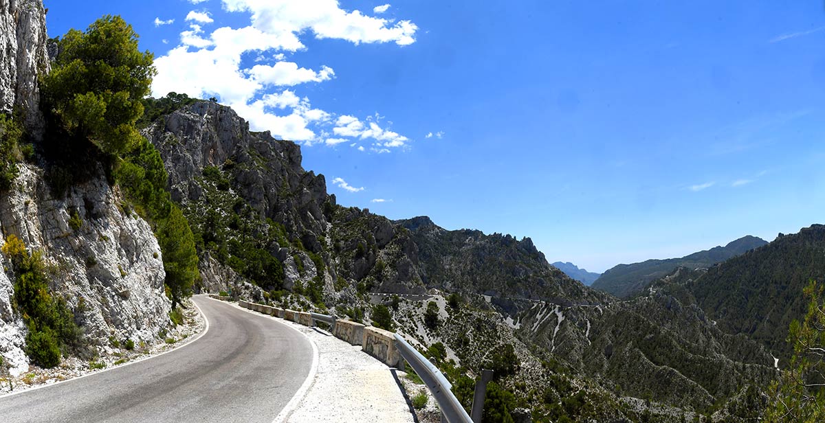 La antigua ruta de las diligencias y el tortuoso camino de Granada a la Costa en los años 60, una inmersión en tierras de paisajes quebrados que muestran múltiples ecosistemas y atesoran la historia de un territorio único 