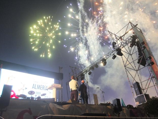 Fernández-Pacheco y Diego García disfrutaron juntos de los fuegos artificiales.