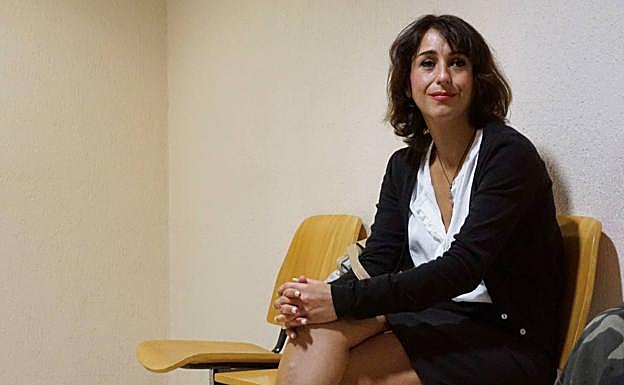 Juana Rivas, el verano pasado, esperando en el tribunal de Cagliari.