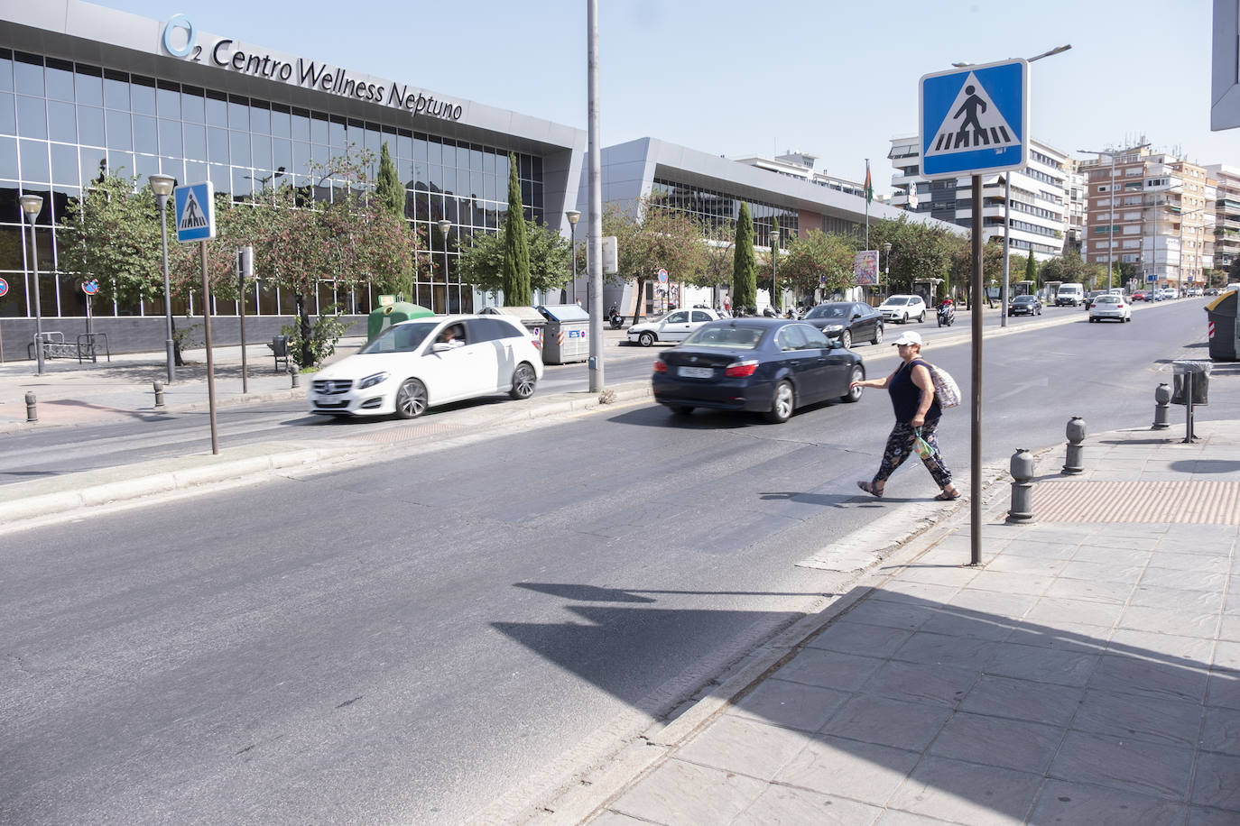 Los pasos de peatones en mal estado se encuentran repartidos por Granada, como este en la zona de Neptuno.