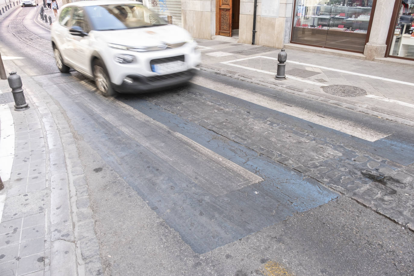 Estado que presenta el paso de peatones del colegio de las Mercedarias, en la calle Pavaneras del Realejo.