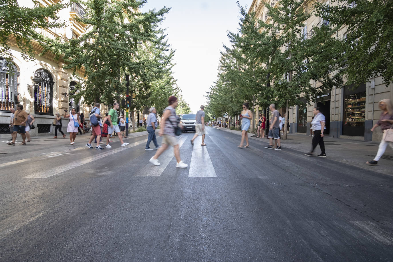 En este cruce en Gran Vía, la pintura presenta falta de mantenimiento.