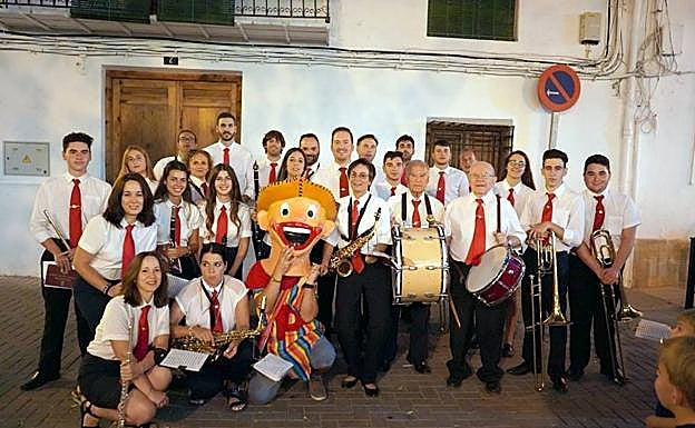 También estuvo con la Agrupación Musical del pueblo. 