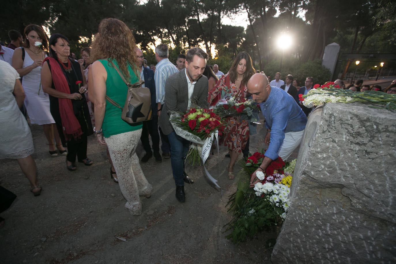 El actor Carmelo Gomez junto al nieto y la bisnieta de Agustín, el carpintero de El Fargue fusilado en la Guerra Civil, pusieron voz en el 83 aniversario de la muerte de García Lorca.