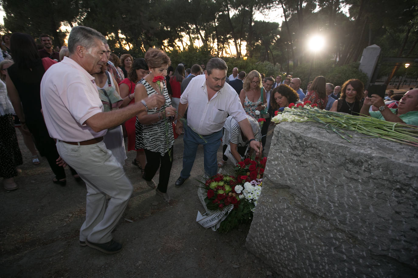 El actor Carmelo Gomez junto al nieto y la bisnieta de Agustín, el carpintero de El Fargue fusilado en la Guerra Civil, pusieron voz en el 83 aniversario de la muerte de García Lorca.