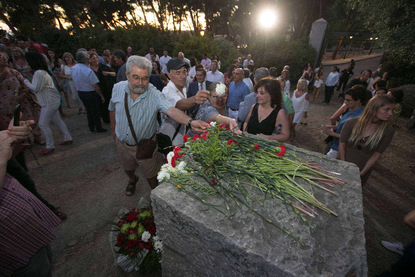 El actor Carmelo Gomez junto al nieto y la bisnieta de Agustín, el carpintero de El Fargue fusilado en la Guerra Civil, pusieron voz en el 83 aniversario de la muerte de García Lorca.