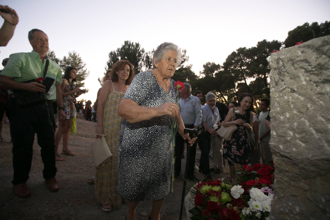 El actor Carmelo Gomez junto al nieto y la bisnieta de Agustín, el carpintero de El Fargue fusilado en la Guerra Civil, pusieron voz en el 83 aniversario de la muerte de García Lorca.