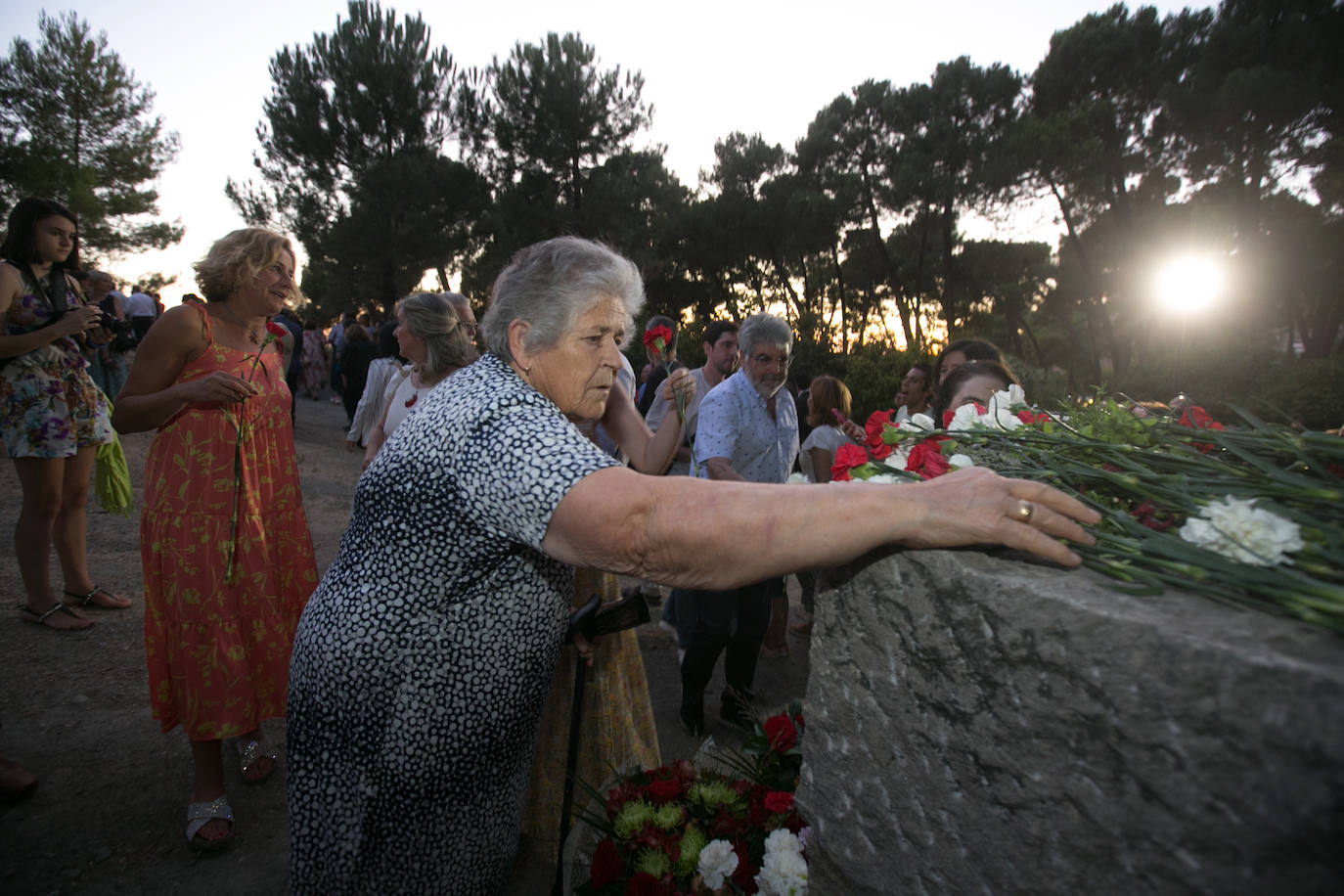 El actor Carmelo Gomez junto al nieto y la bisnieta de Agustín, el carpintero de El Fargue fusilado en la Guerra Civil, pusieron voz en el 83 aniversario de la muerte de García Lorca.