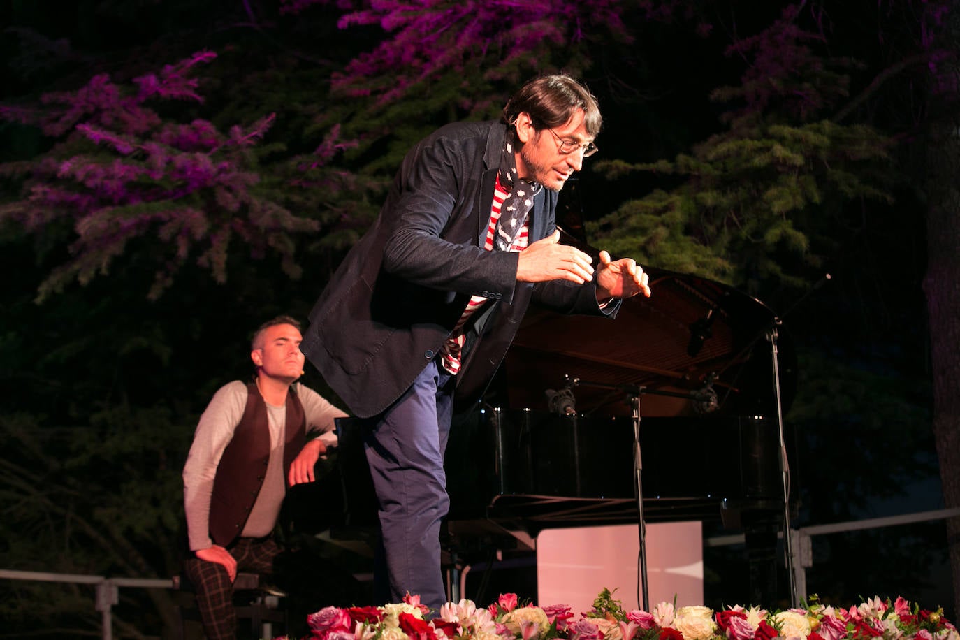 El actor Carmelo Gomez junto al nieto y la bisnieta de Agustín, el carpintero de El Fargue fusilado en la Guerra Civil, pusieron voz en el 83 aniversario de la muerte de García Lorca.