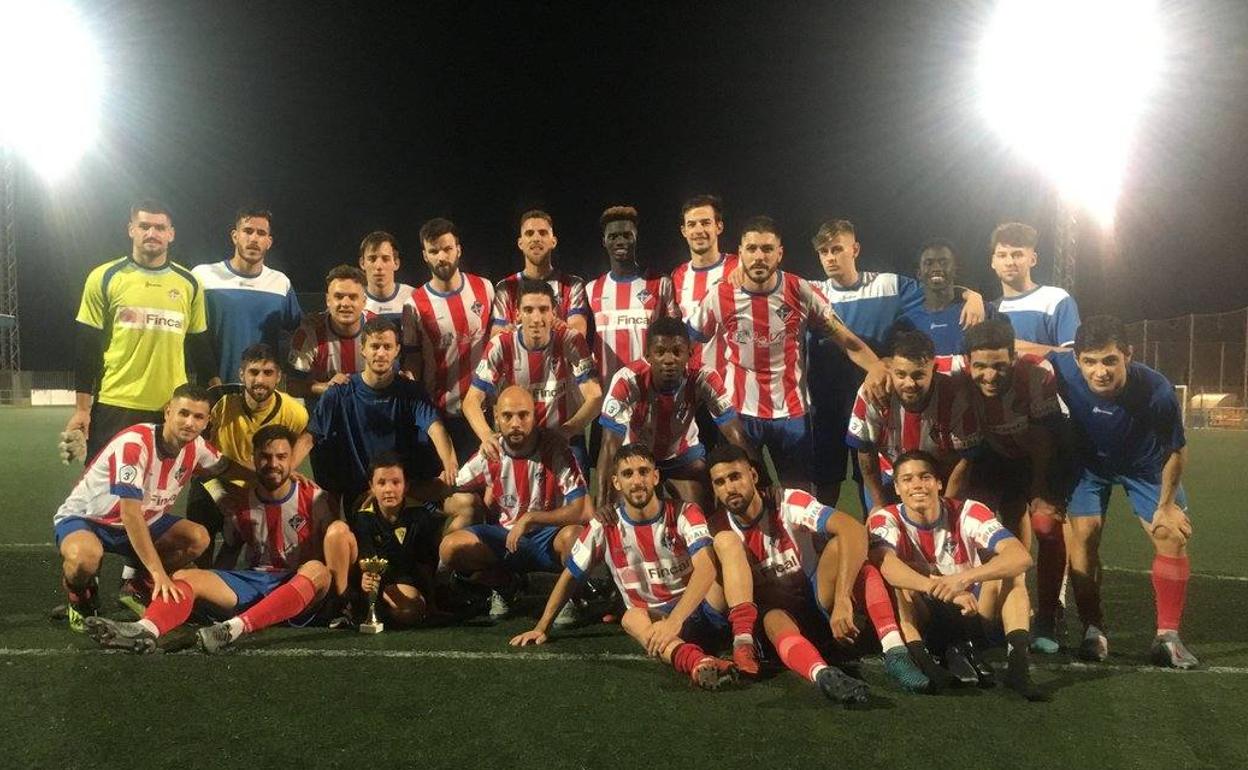 Los jugadores del Poli Almería posando tras ganar el trofeo ferial que hubo en juego. 