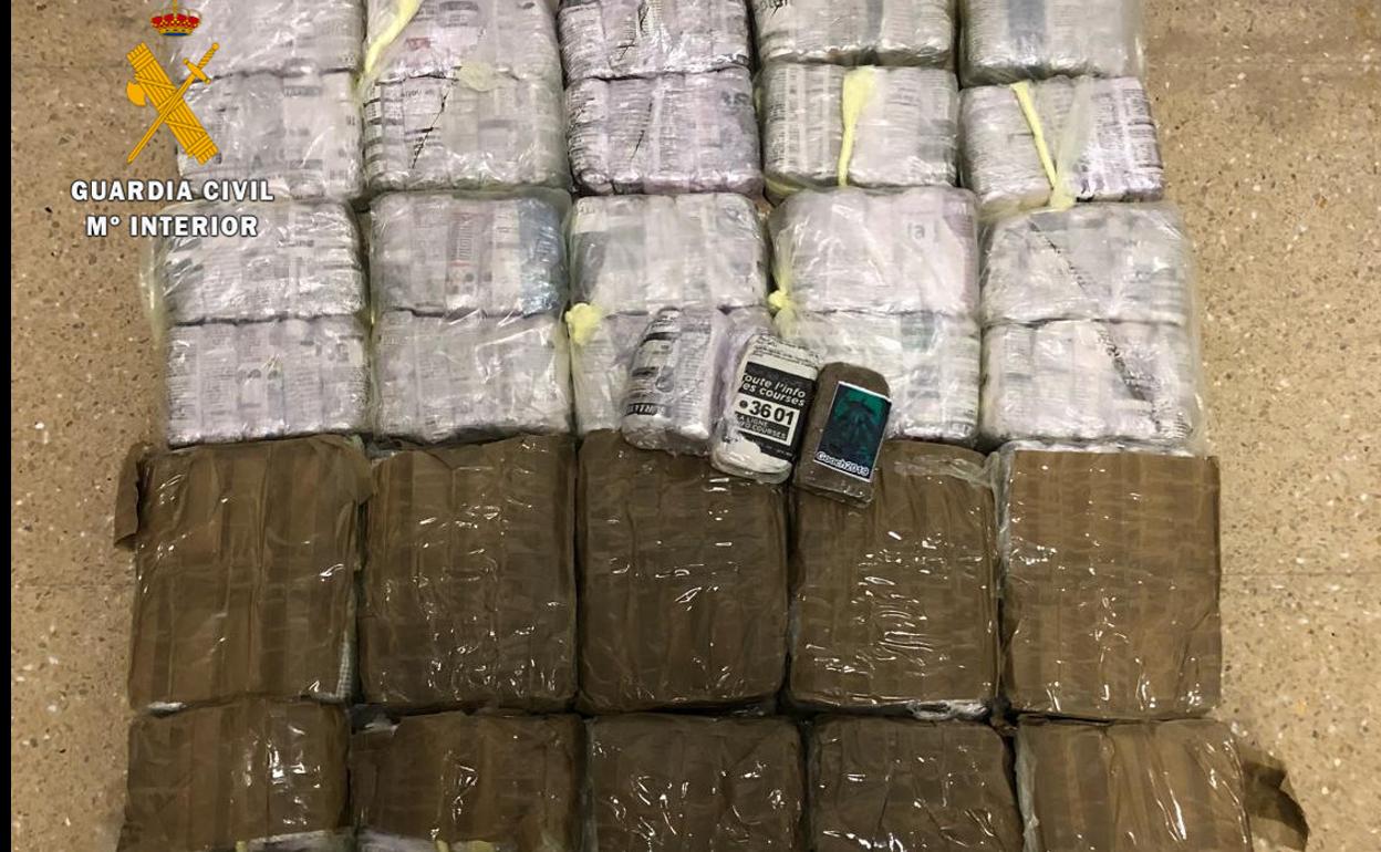 Hachís en Granada: La Guardia Civil descubre 20 kilos escondidos en un coche