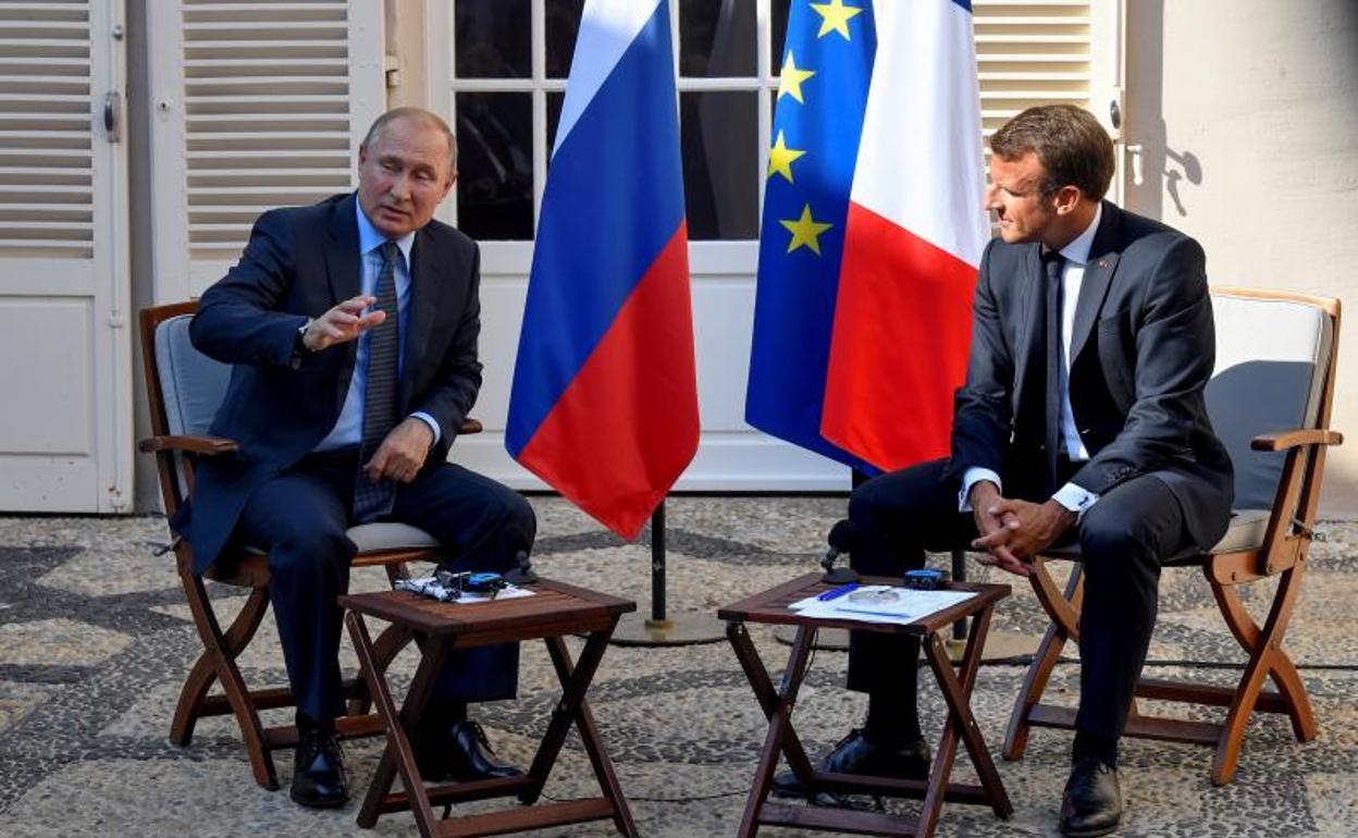 Emanuel Macron conversa con Vladímir Putin durante su encuentro en Francia. 