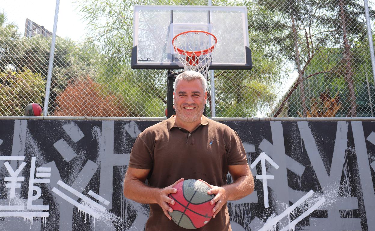 Giorgios Sigalas posa para IDEAL en una cancha callejera de Atenas. 