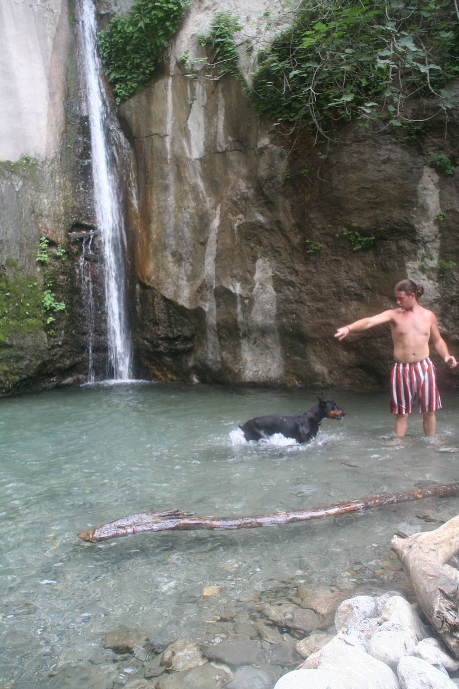 Cascada del río Monachil: está ubicada casi al final de la ruta de senderismo de Los Cahorros.