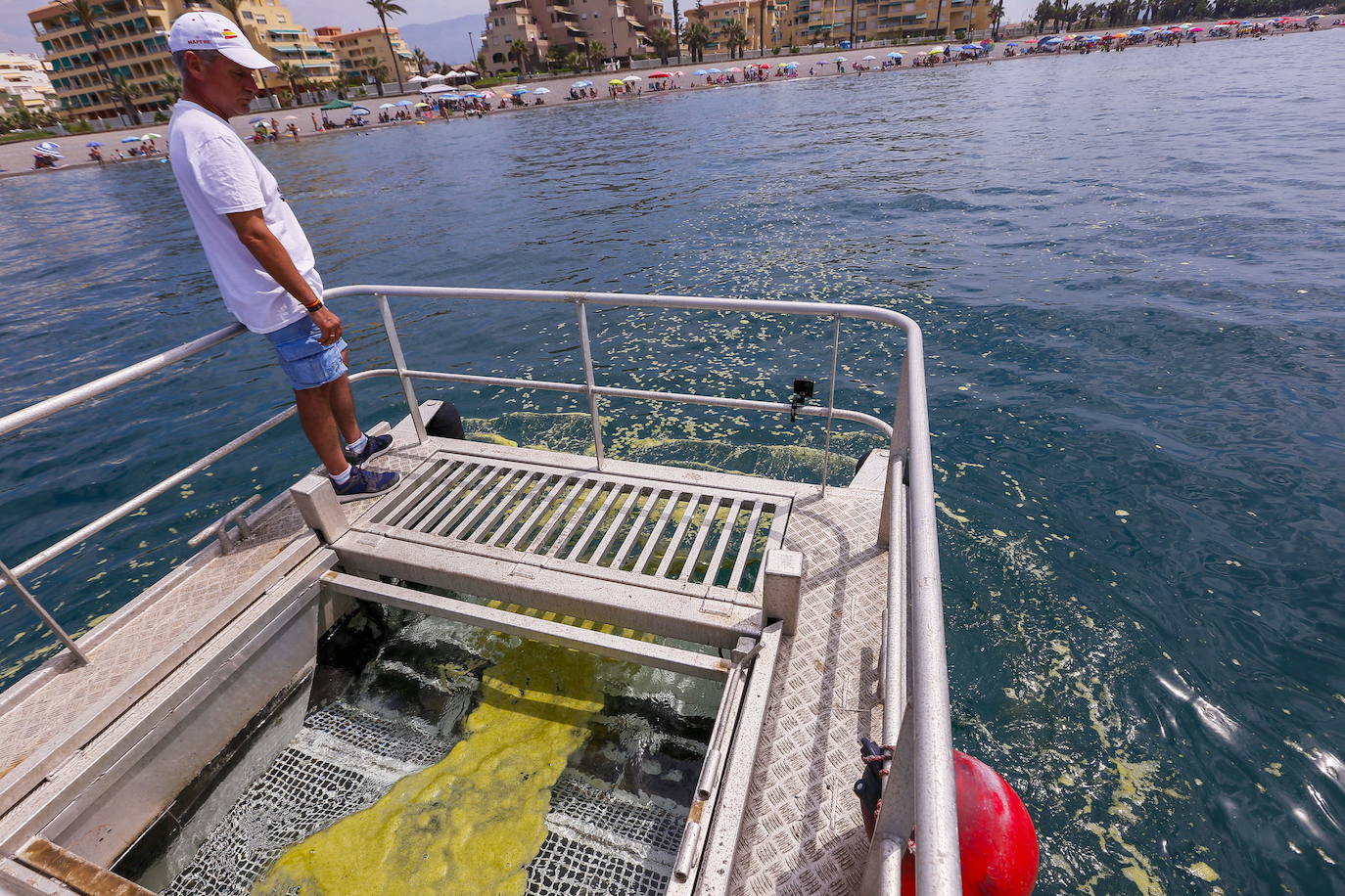 Barco depuradora limpia las playas de Salobreña en 2018