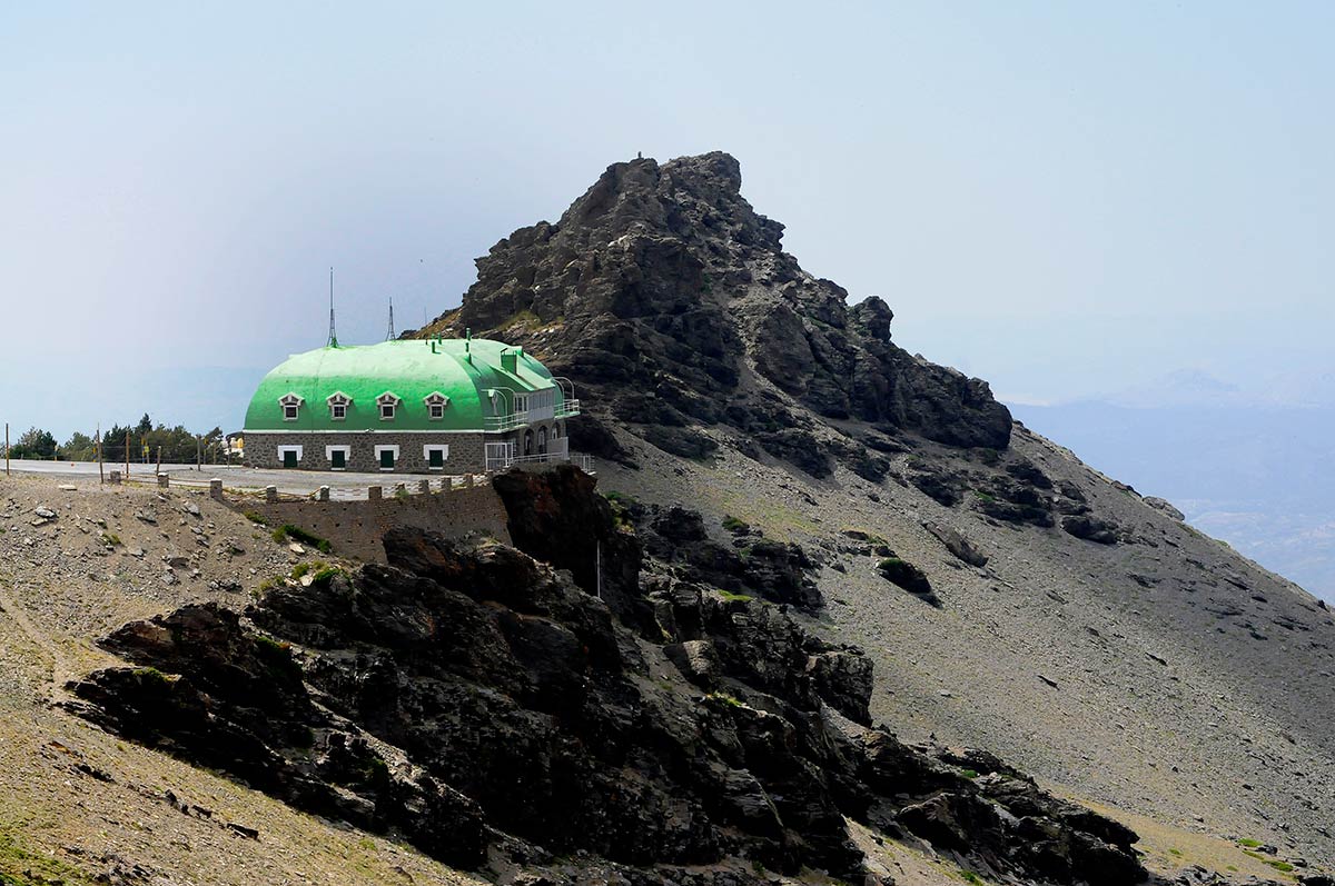 Albergue Hoya de la Mora y Peñones de San Freancisco. Elementos del paisaje y biodiversidad que se han convertido en la imagen más representativa de la montaña nevadense