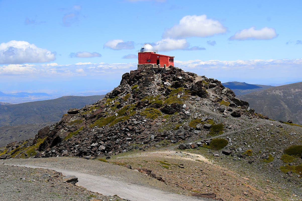 Observatorio astronómico, Mojón del Trigo. Elementos del paisaje y biodiversidad que se han convertido en la imagen más representativa de la montaña nevadense