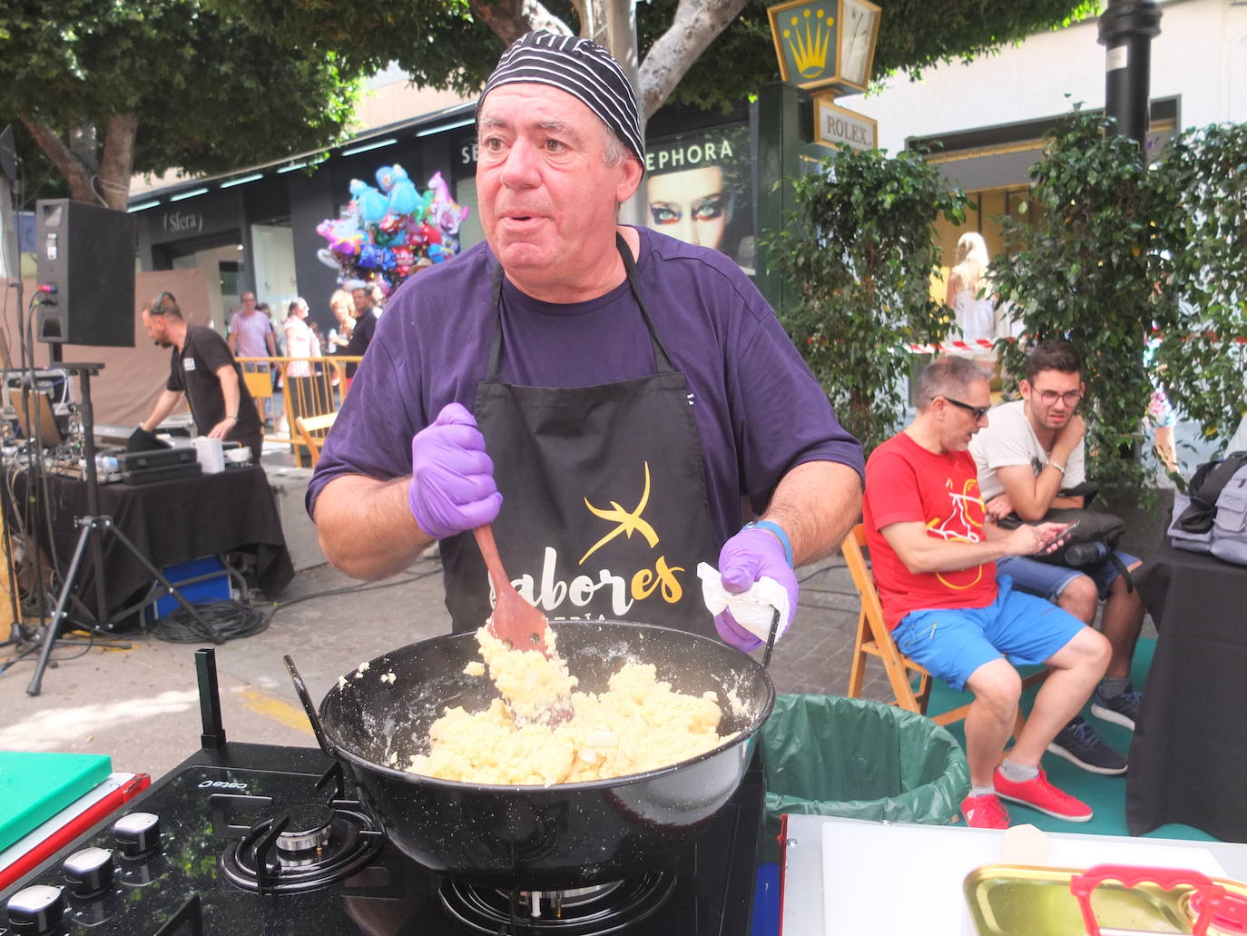 Migas de pan y pavías de Almería llenan el Paseo de la gastronomía