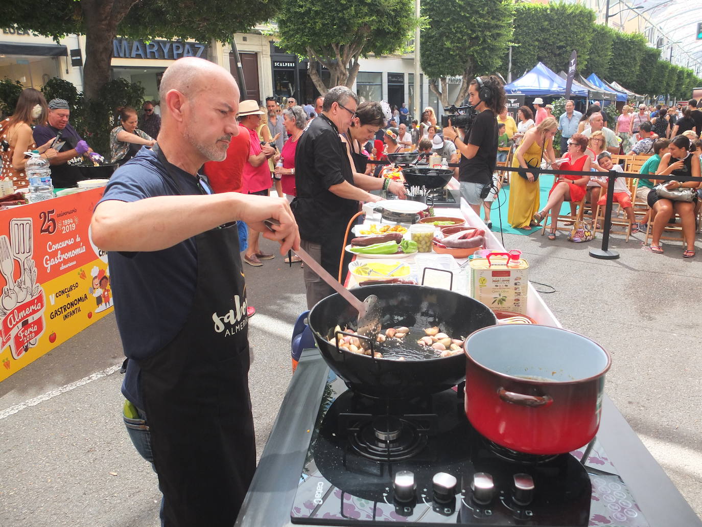 Migas de pan y pavías de Almería llenan el Paseo de la gastronomía