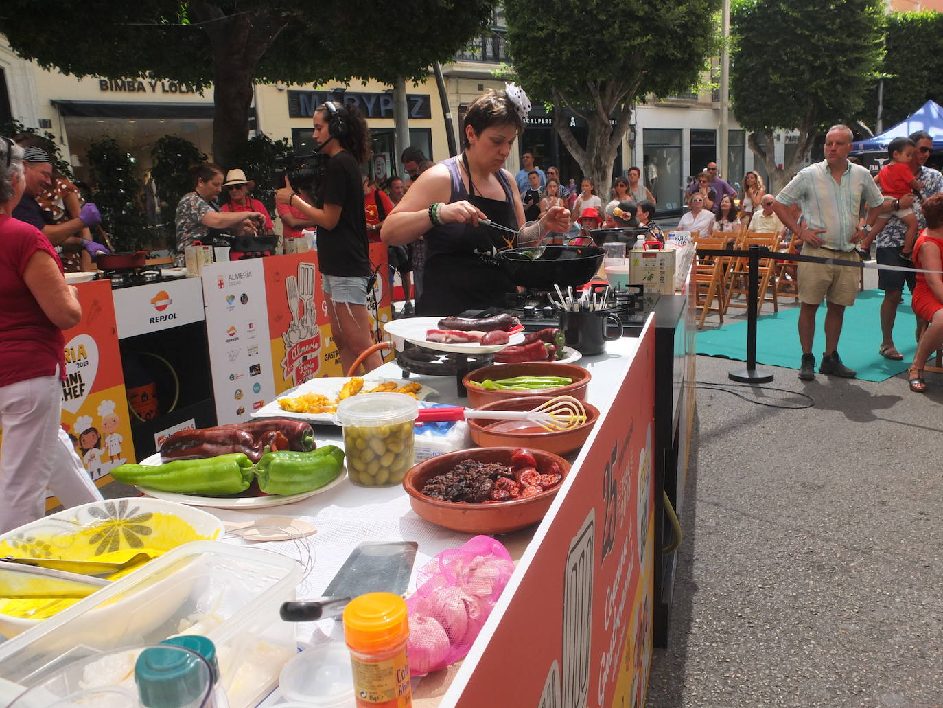 Migas de pan y pavías de Almería llenan el Paseo de la gastronomía