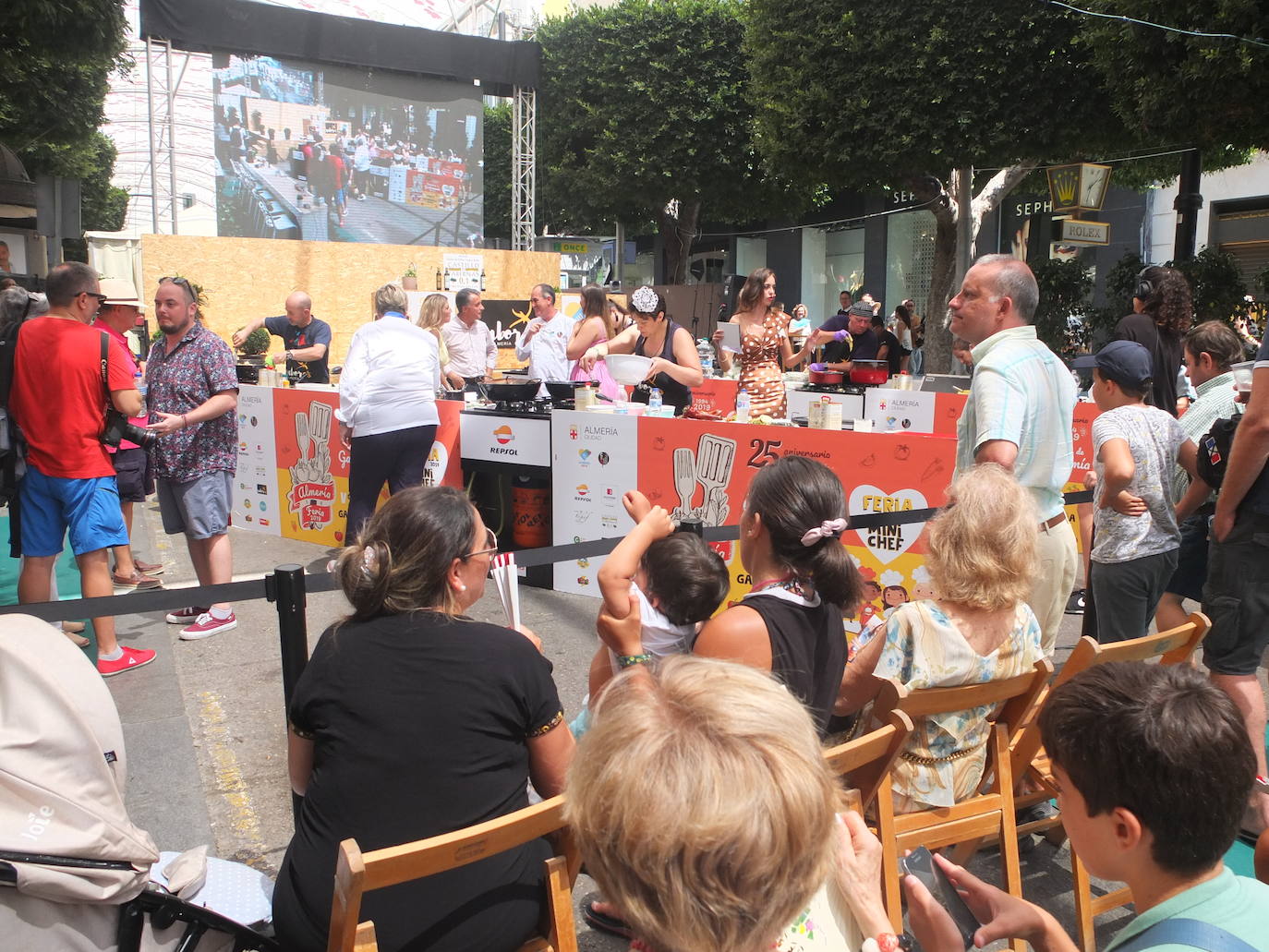 Migas de pan y pavías de Almería llenan el Paseo de la gastronomía