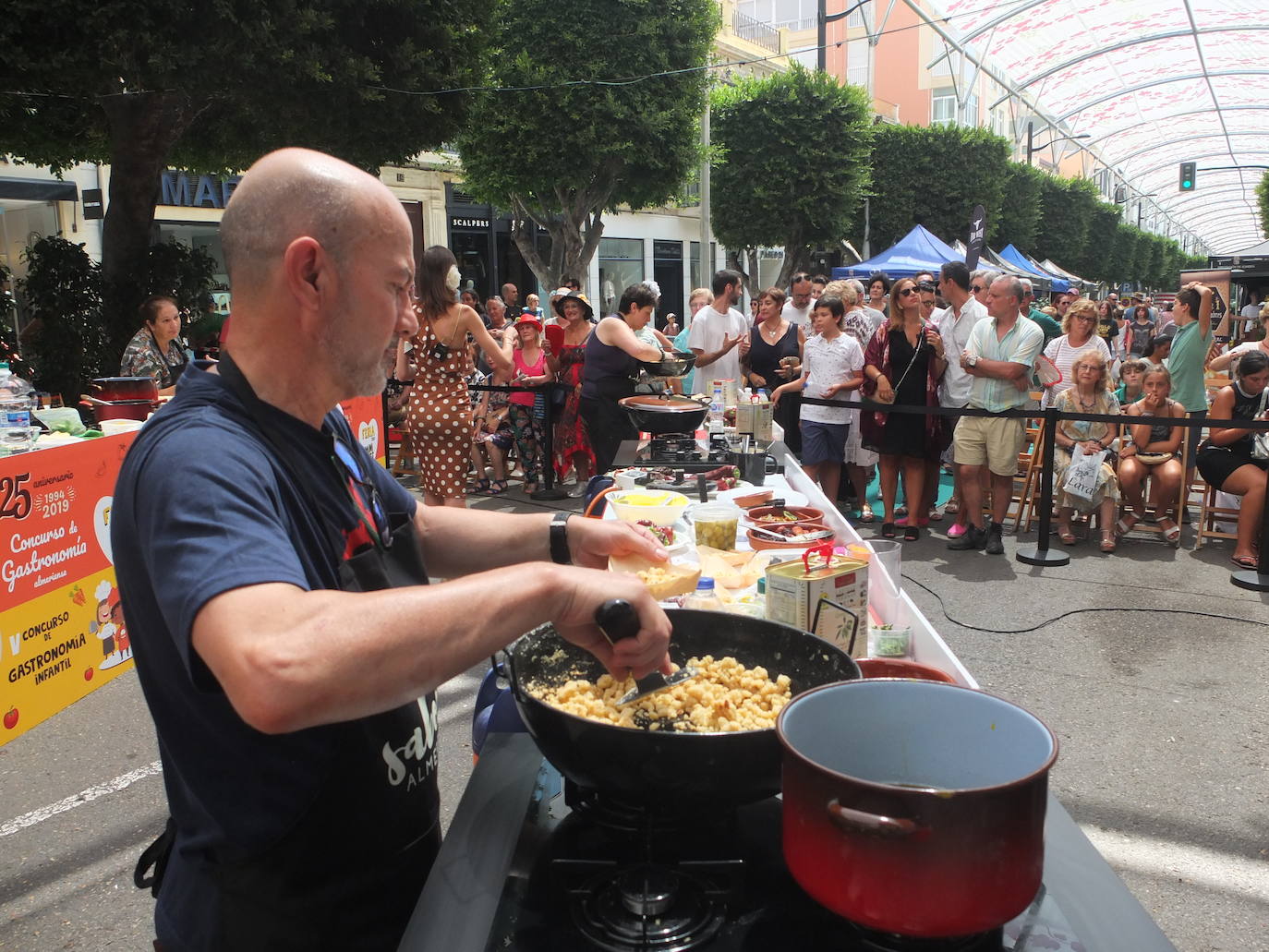 Migas de pan y pavías de Almería llenan el Paseo de la gastronomía