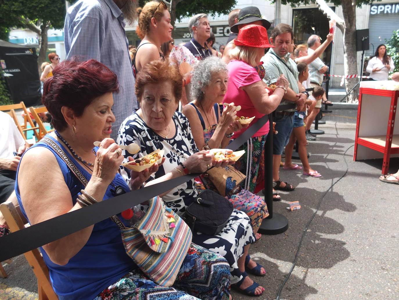 Migas de pan y pavías de Almería llenan el Paseo de la gastronomía