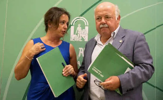 Imagen de Jesús Aguirre y la viceconsejera de su departamento, Catalina García.