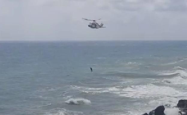 Así ha sido el rescate de los tres jóvenes que habían saltado por un acantalido.