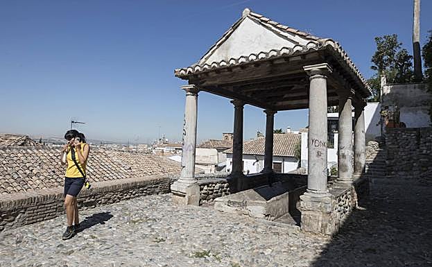Basura en el patrimonio de Granada: El Lavadero del Realejo se ha convertido en un estercolero