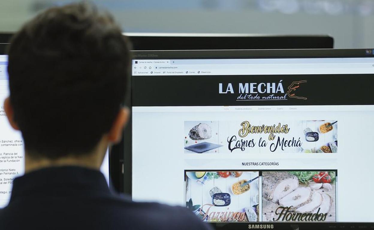 La empresa sevillana mantiene en su versión online todos sus productos cárnicos.