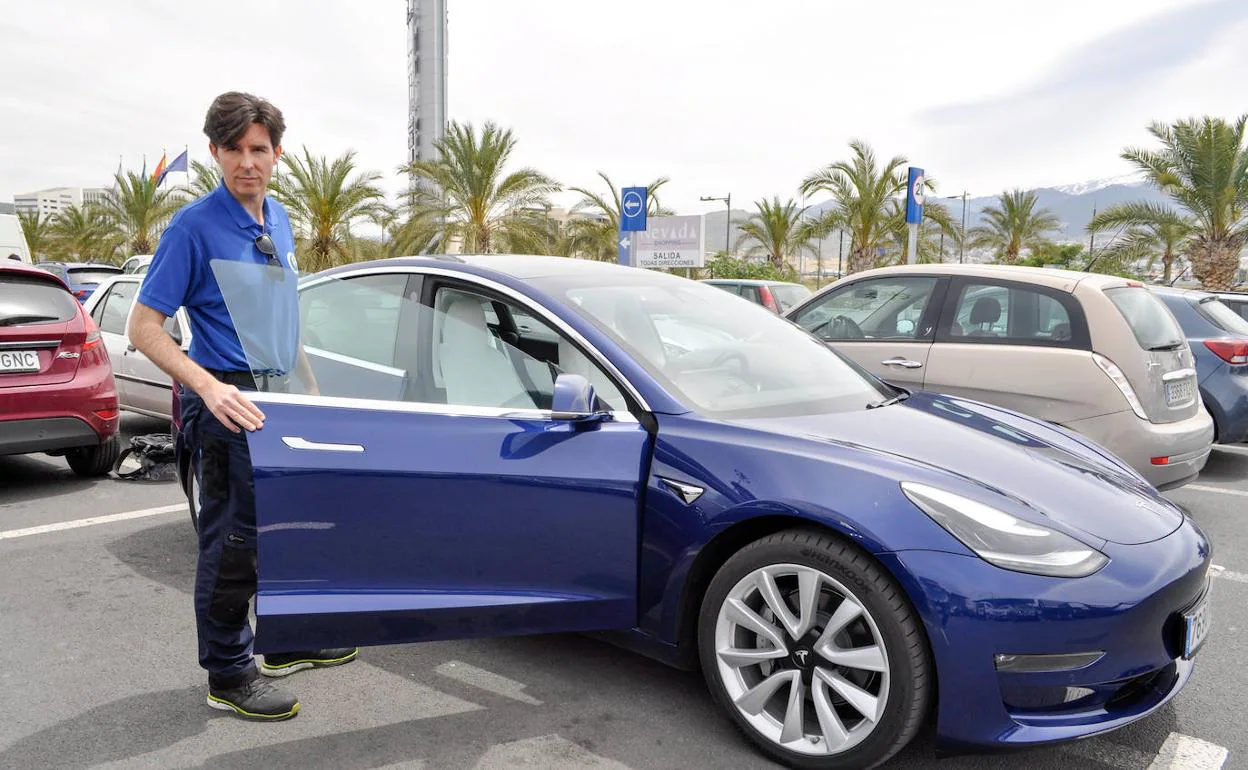 Manuel Amate muestra su vehículo eléctrico Tesla. 